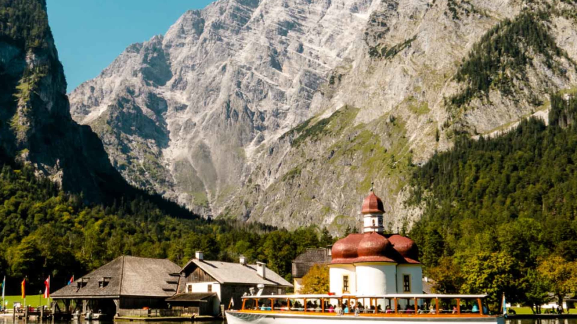 Königssee Wanderung: Ausflugsboot vor der Wallfahrtskirche St. Bartholomä am Königssee im Sommer.