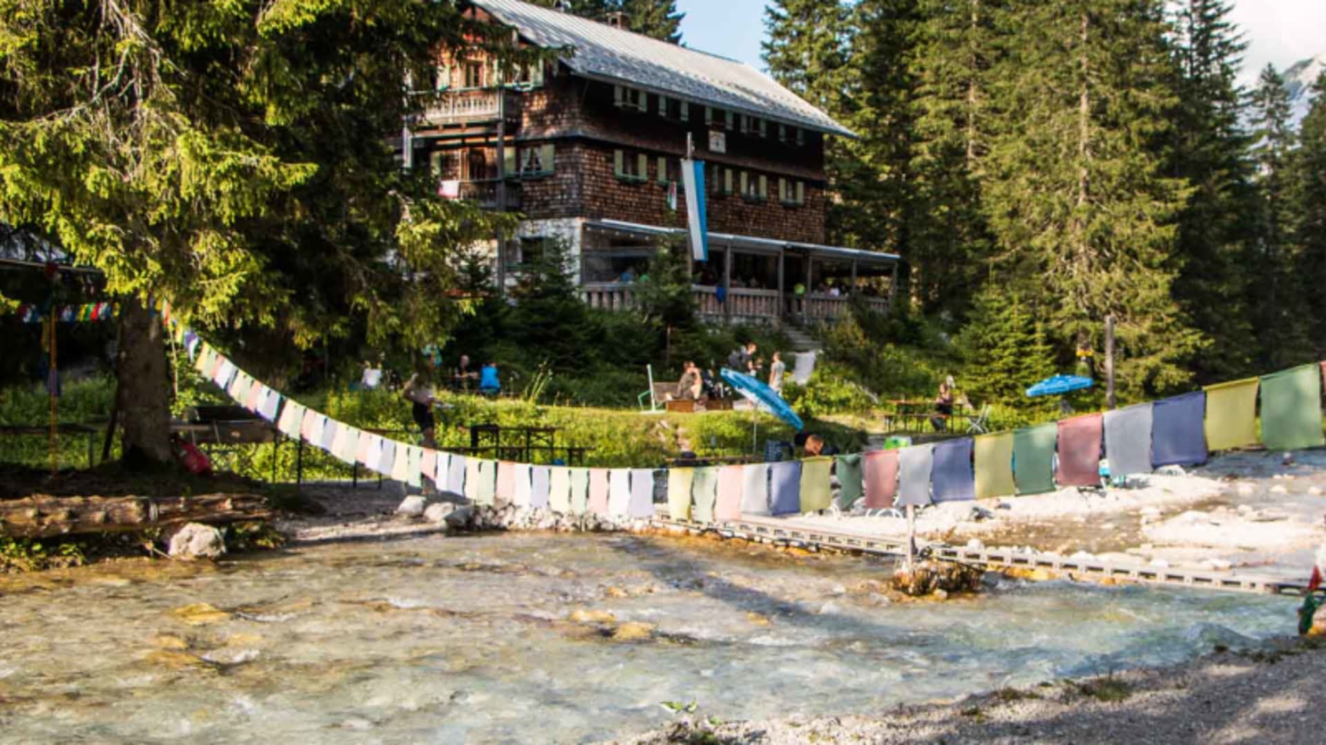 Bergwanderung zur Reintalangerhütte im Wettersteingebirge: traditionelles Holzgebäude mit Veranda am Gebirgsbach