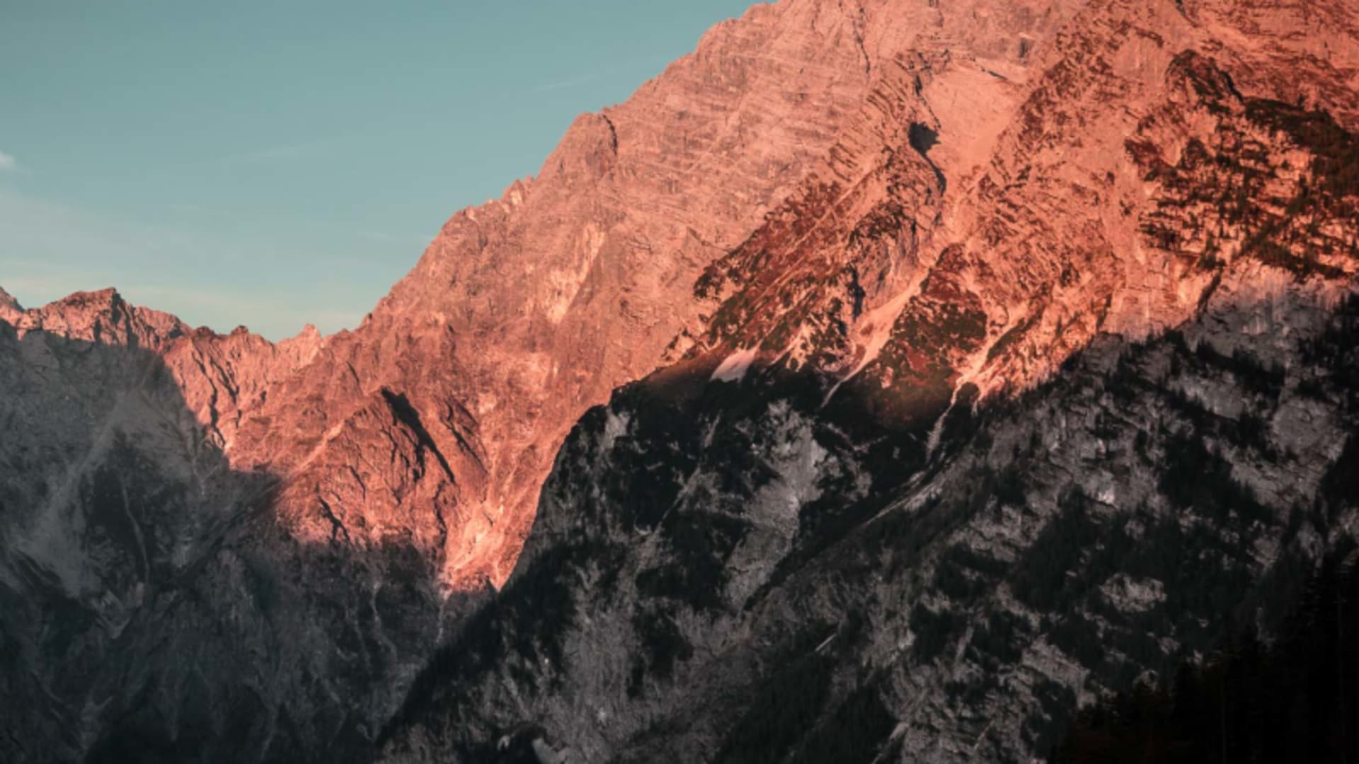 Bergwanderung zur Watzmann Ostwand im Morgenlicht mit Alpenglühen, Panoramablick von der Gotzenalm im Nationalpark Berchtesgaden