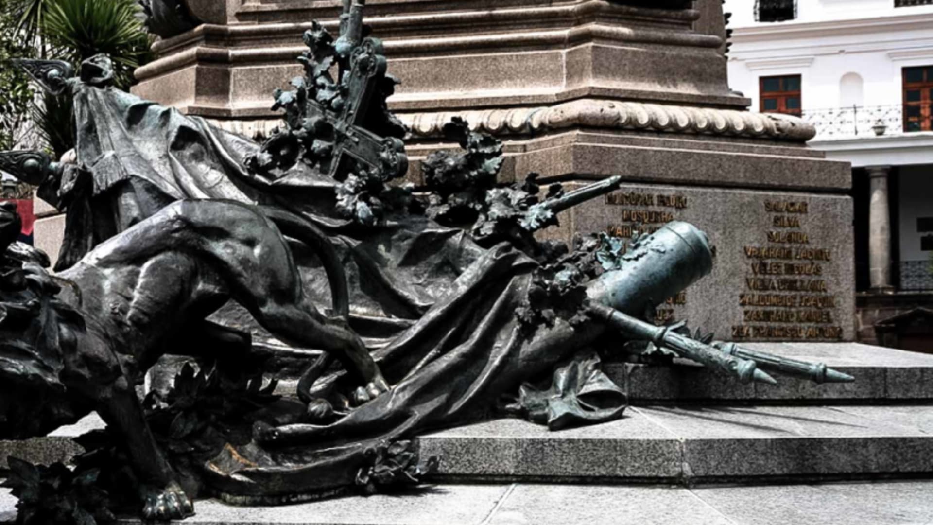 Expedition Quito: historisches Denkmal mit Bronzeskulptur und Jahreszahl 1809 im Stadtzentrum Quitos.
