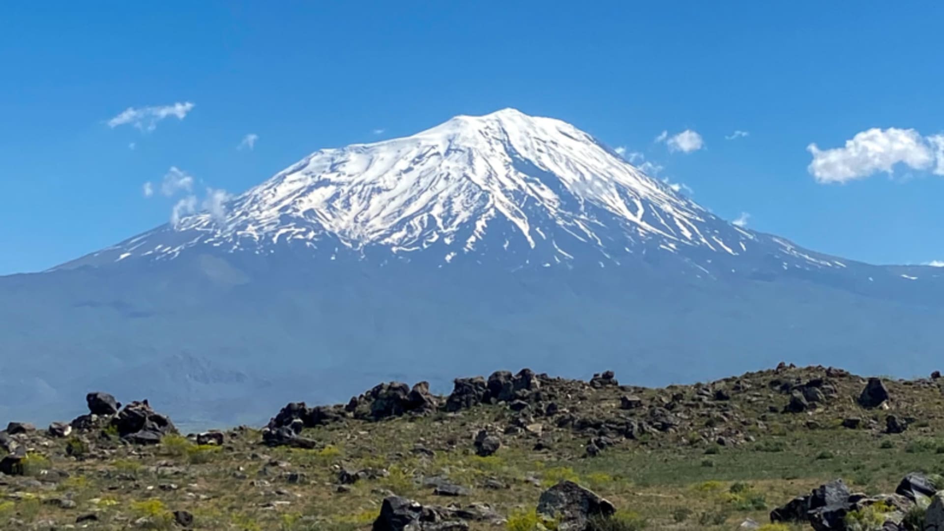 Expedition Ararat: kegelförmiger Vulkan mit schneebedecktem Gipfel über flacher Basaltebene in der Türkei.