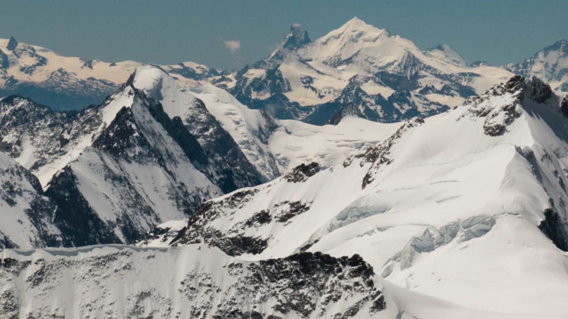 Hochtour Berner: gefuehrte Bergtour der Alpine Welten Bergsteigerschule mit Bergführer im Gebiet Berner Alpen.