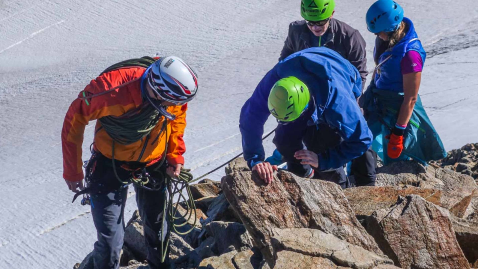 Hochtour Ötztaler Alpen: vier Bergsteiger auf einem Felsgrad mit Gletscher im Hintergrund.
