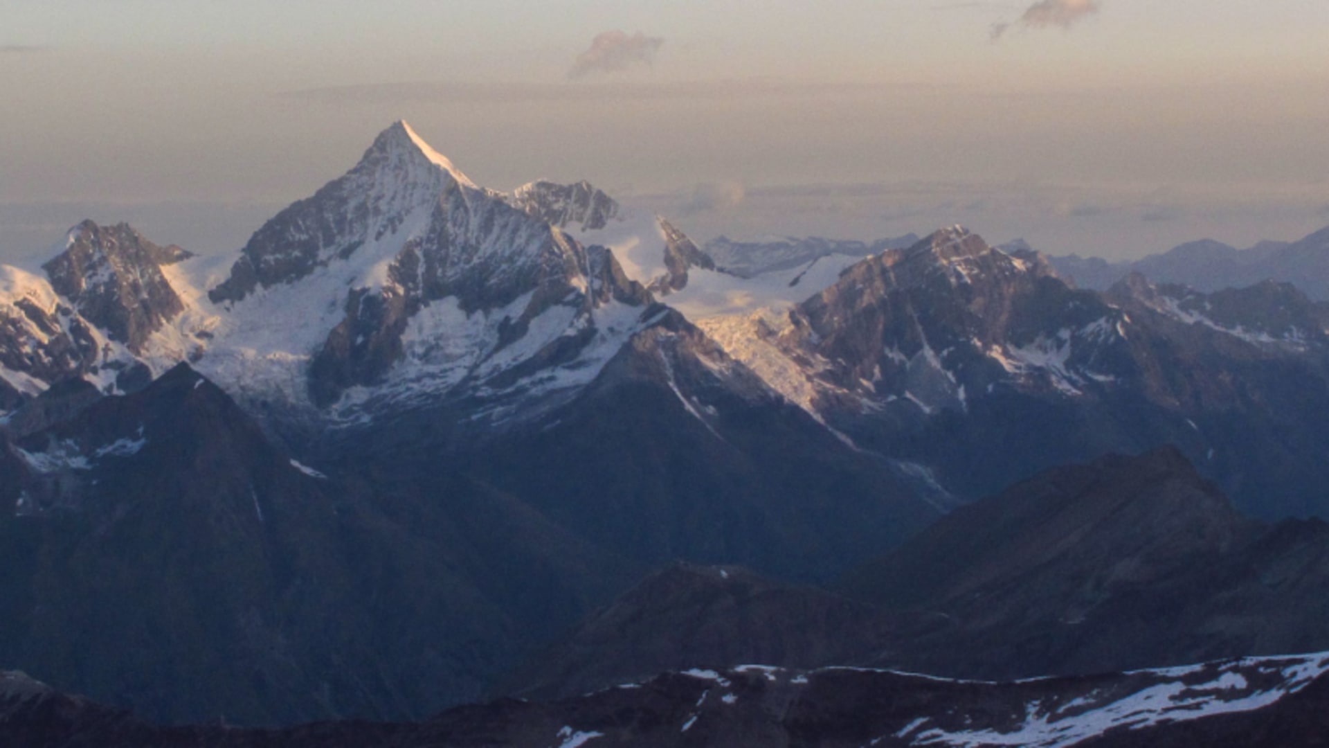 Panorama des pyramidenförmigen Weisshorns im Wallis mit vergletscherten Nachbargipfeln im Morgen- oder Abendlicht