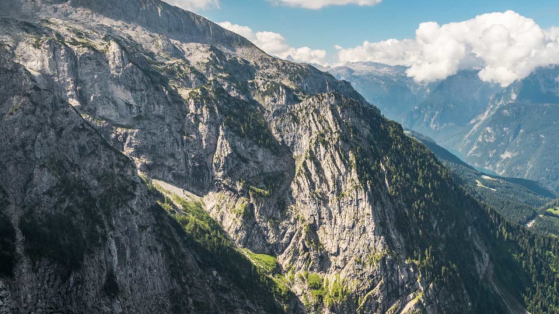 Panoramablick vom Mannlgrat-Klettersteig auf die Göll-Westwand und den Watzmann in den Berchtesgadener Alpen.