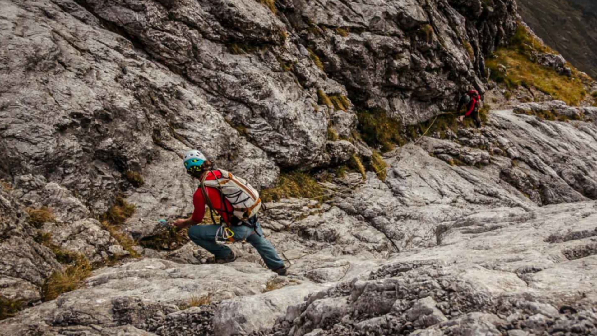 Klettern am ersten Sporn der Watzmann Ostwand: zwei Kletterer am Seil auf glatter Kalkfelswand im Aufstieg.