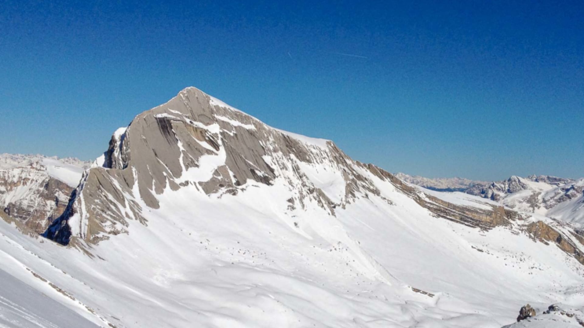 Schneeschuhtour in den Fanes: pyramidenförmiger Gipfel über verschneitem Plateau im Dolomiten-Winter.