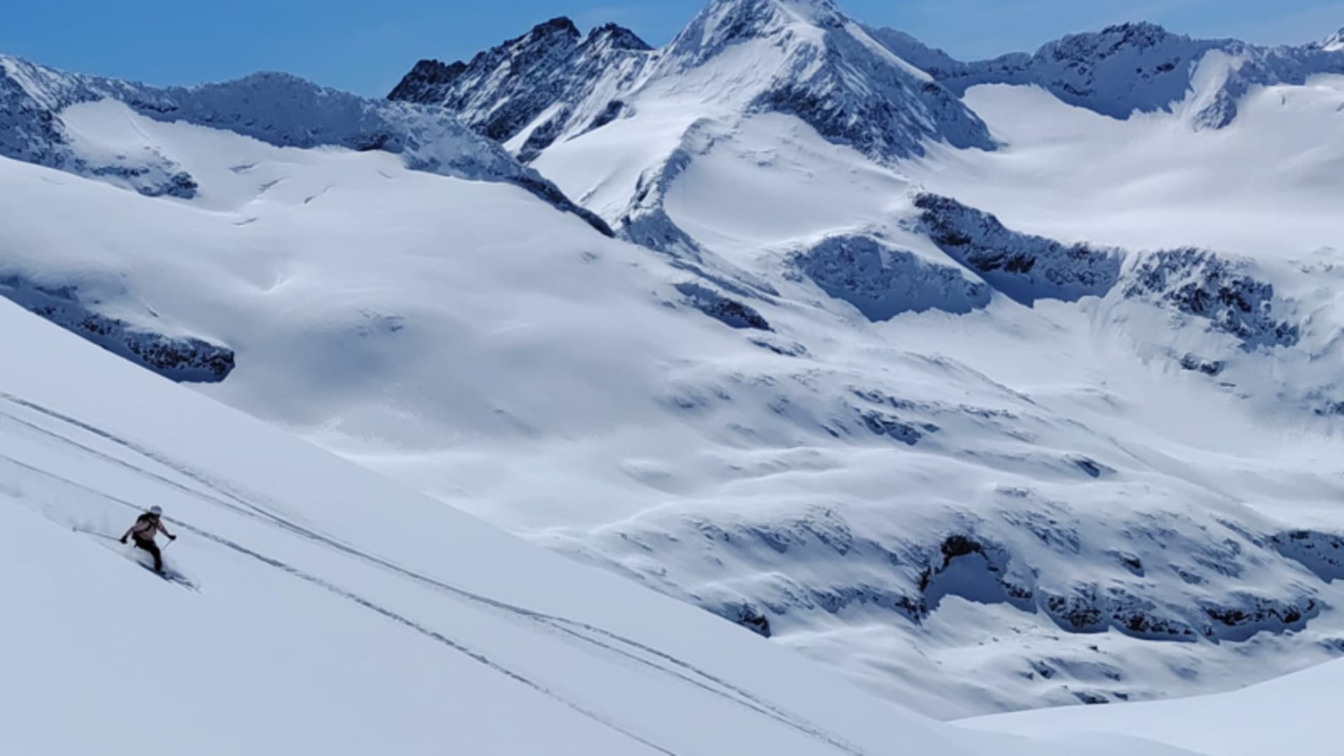Skitouren-Abfahrt am Venediger mit dem Großen Geiger im Hintergrund – schneebedecktes Gletscherplateau der Hohen Tauern im Winter.