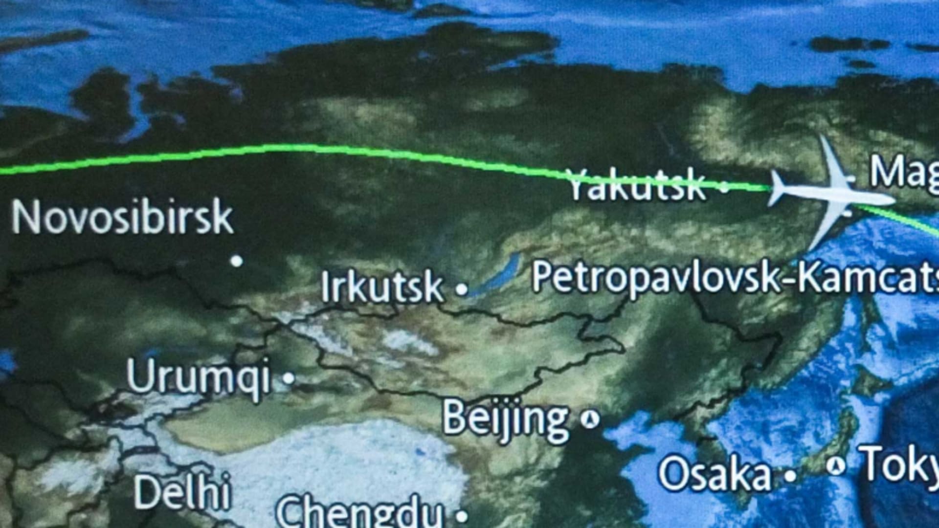 Bordmonitor zeigt die Flugroute von München nach Petropavlovsk-Kamtschatski quer über Russland und Sibirien.