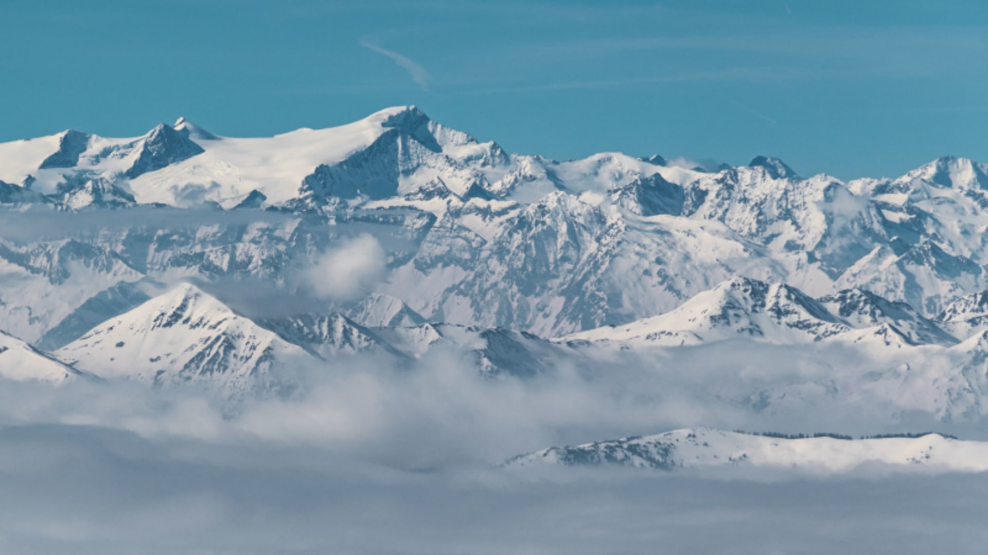 Skitour am Grossvenediger: Weitwinkel-Panorama über einer geschlossenen Wolkendecke mit vergletscherten Gipfeln der Ostalpen