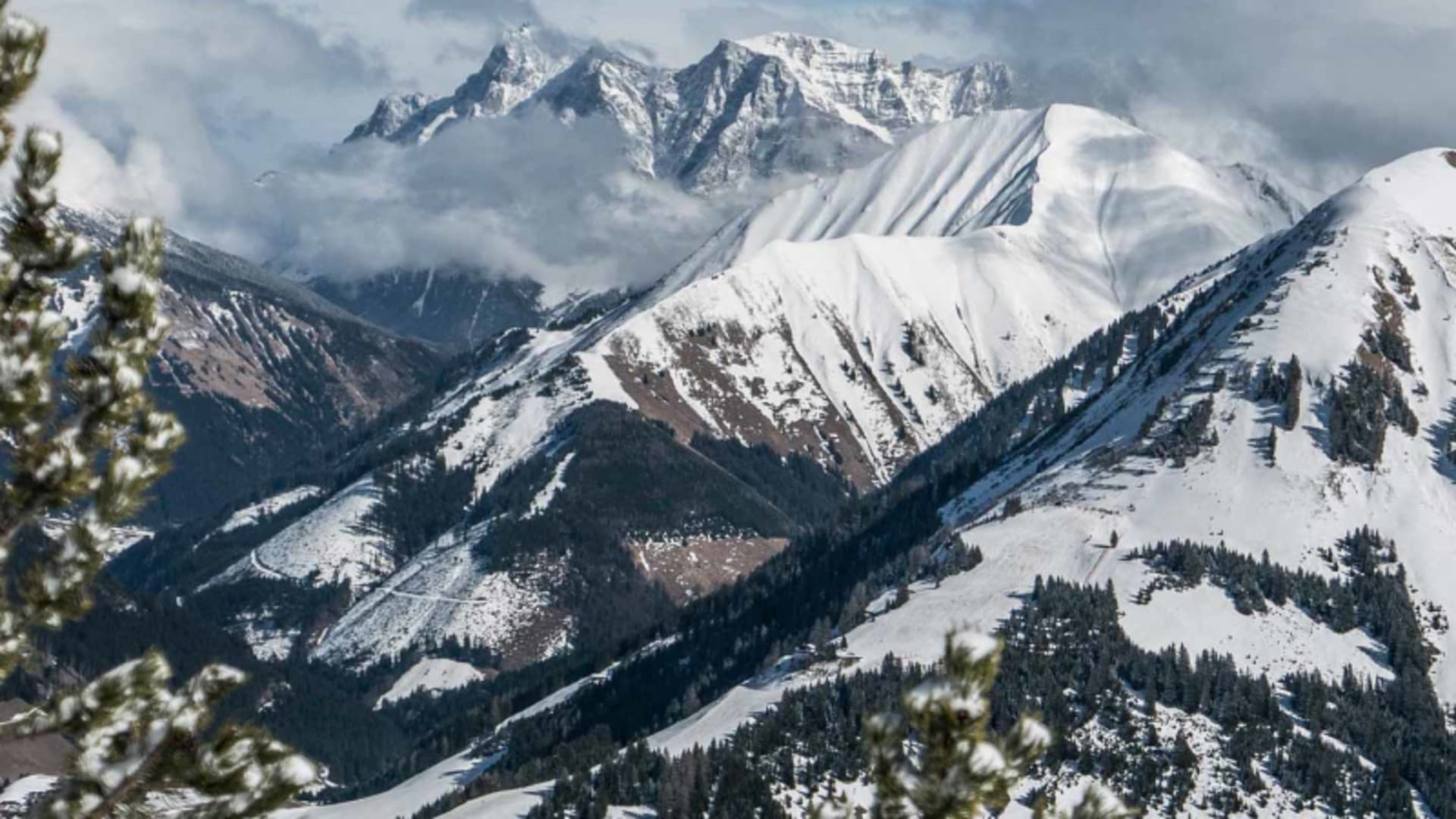 Winterliches Panorama vom Skitour-Aussichtspunkt im Lechtal mit Blick auf die schneebedeckte Zugspitze.