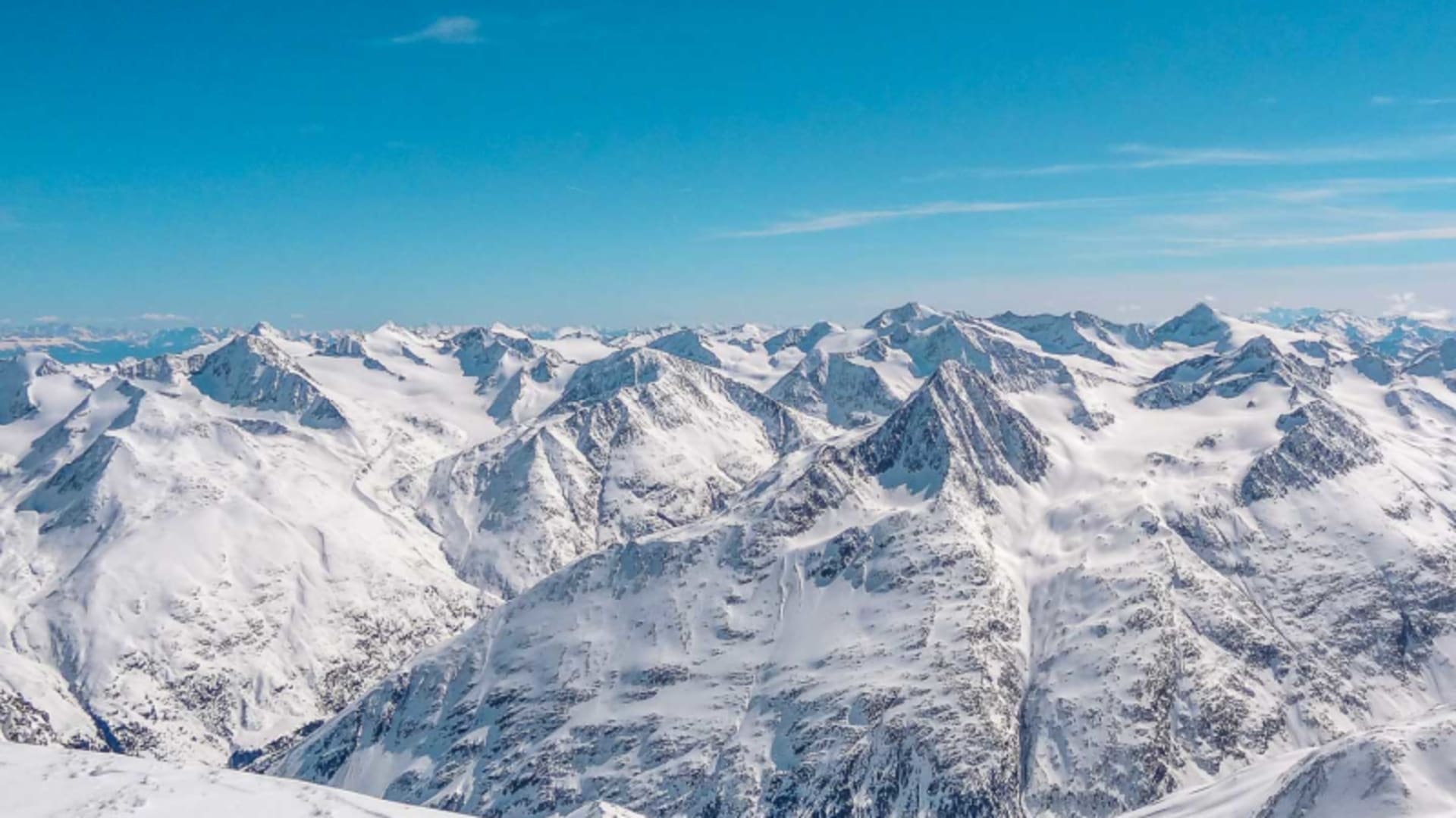 Weitwinkel-Panorama über schneebedeckte Gipfel und Grate im Ötztal rund um die Wildspitze im Winter.