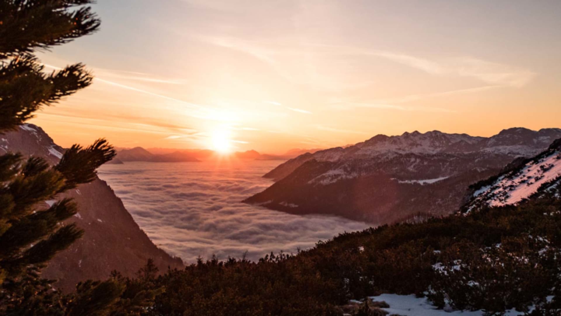 Sonnenaufgang am Schneibstein bei Berchtesgaden – Nebelmeer im Tal, Berggipfel als Silhouetten, verschneiter Vordergrund.