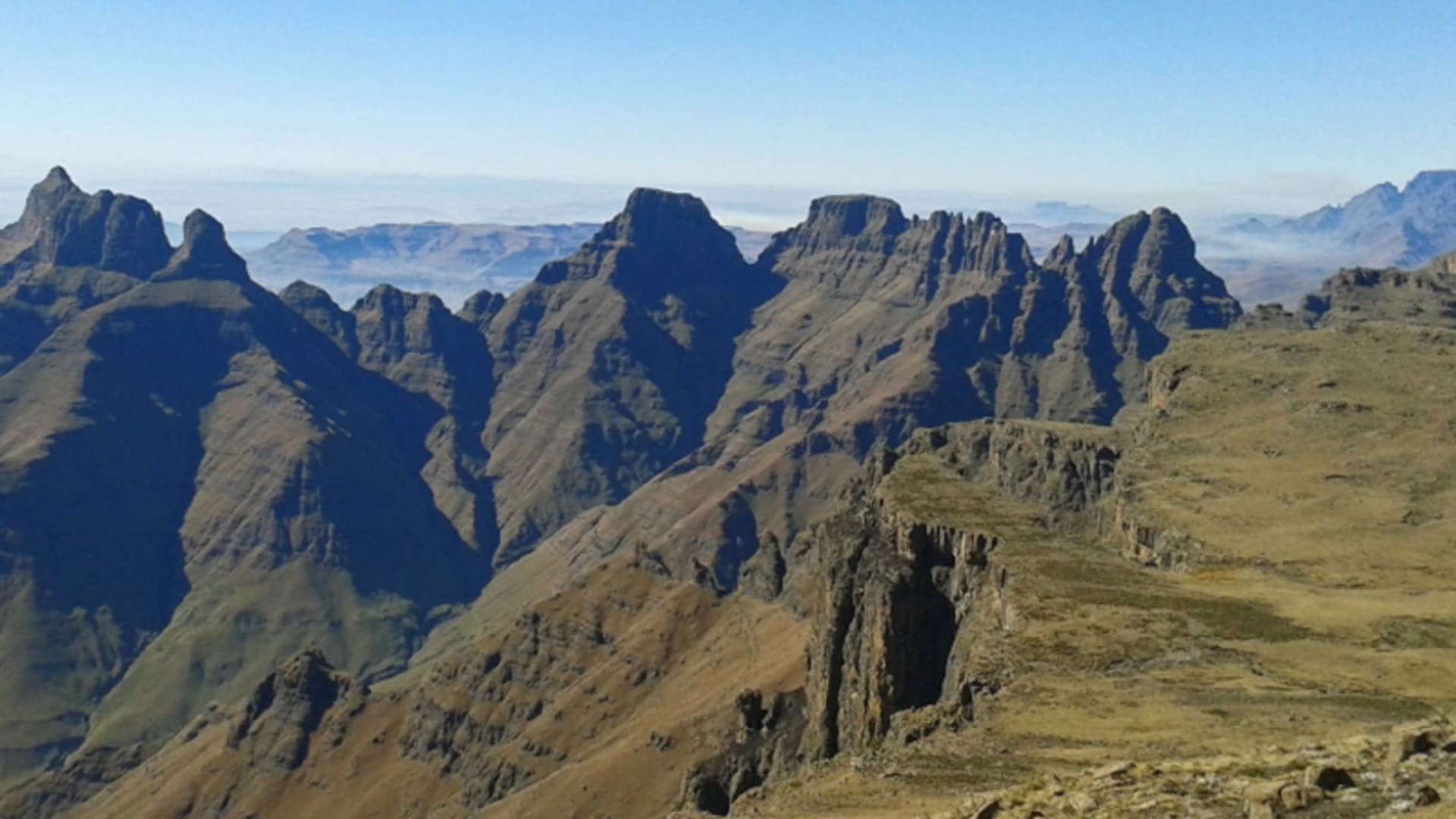 Trekking in den Drakensbergen Südafrika: Weitwinkelpanorama mit zackigen Felsgipfeln, tiefen Schluchten