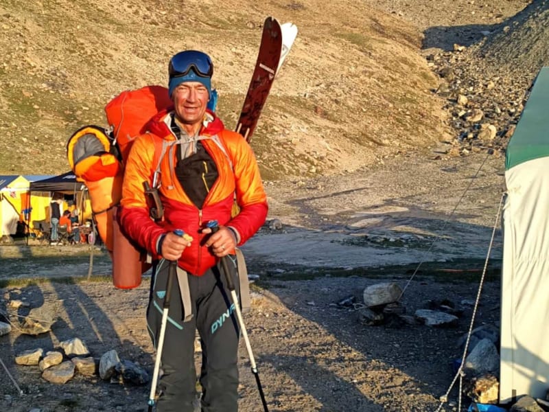 Bergsteiger mit Rossignol-Ski und Dynafit-Rucksack steht nach der erfolgreichen Besteigung aufrecht im Basislager