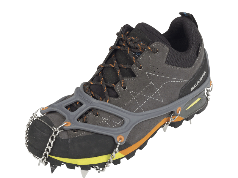 Bergtour-Sicherheitsausrüstung: Camp Icemaster Light Leichtgrödel auf Scarpa-Trailschuh mit Stahlspikes und Metallketten.
