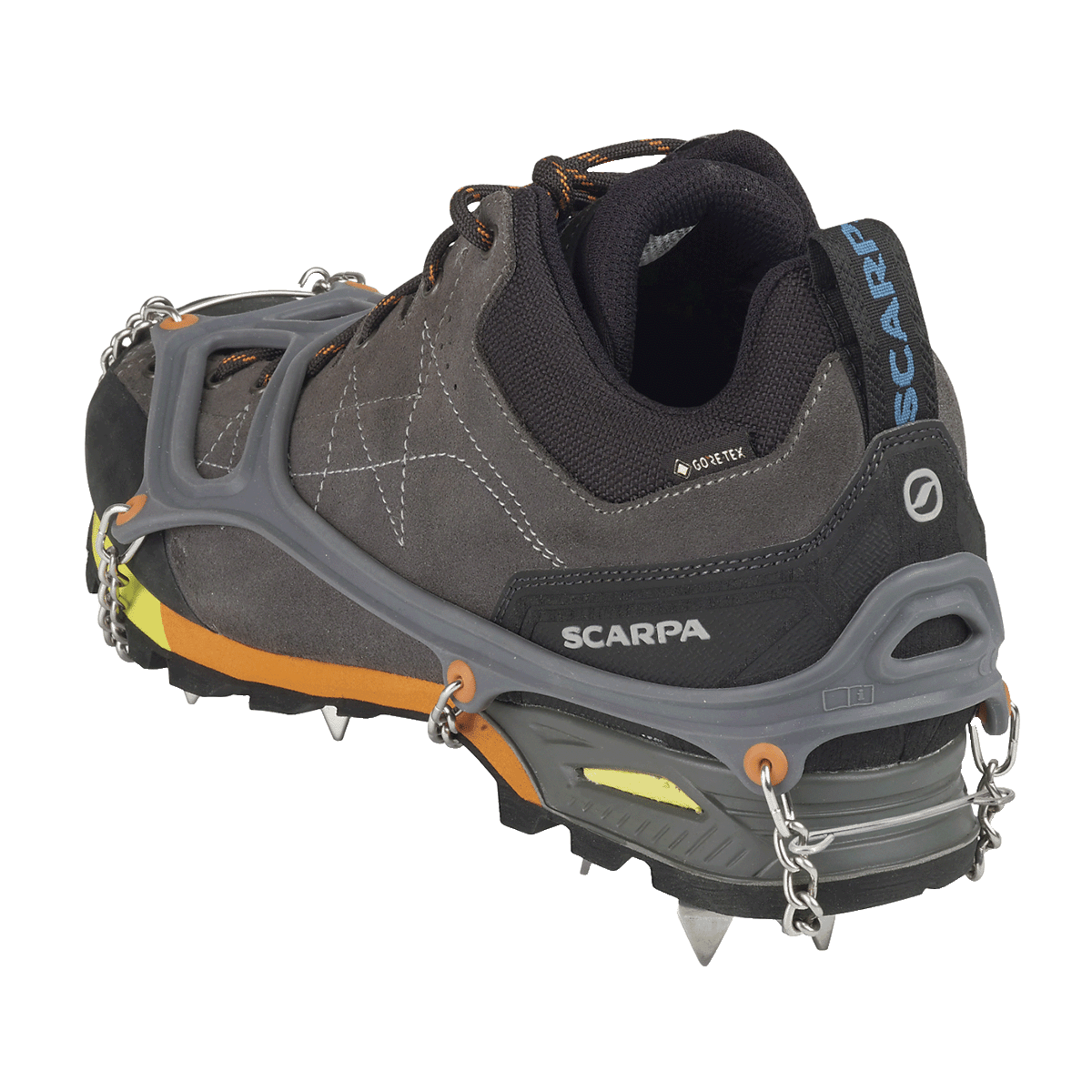 Bergtour-Sicherheitsausrüstung: Camp Icemaster Light Grödel auf Scarpa Gore-Tex-Schuh mit Metallspikes hinten und vorne.