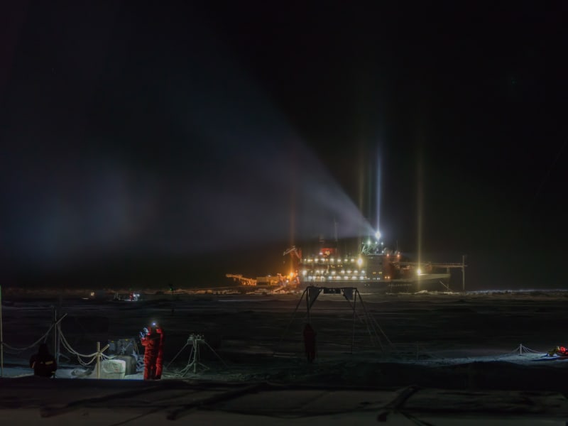 Expedition auf dem Eis: Höhenbergsteiger arbeiten nachts am eingefrorenen Forschungsschiff Polarstern.
