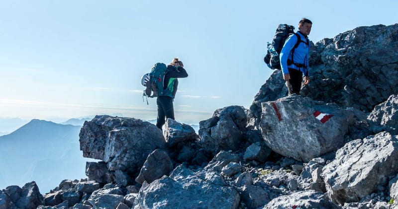 Bergwanderer auf dem Gipfelgrat des Watzmann