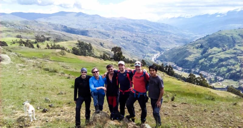 Alpamayo & Huascaran Expedition 2017: Sechs Teilnehmer stehen auf einem grasbewachsenen Hang in Peru mit schneebedeckten Gipfeln