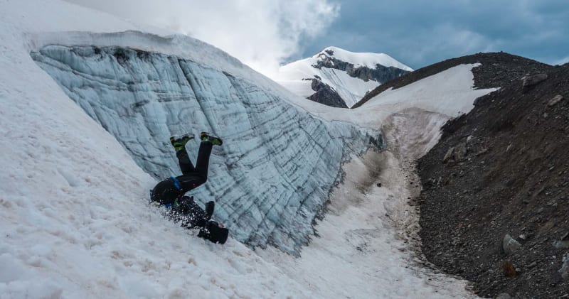 Hochtour-Sicherheitstraining: Bergsteiger bremst einen Sturz auf einem Firnhang ab.
