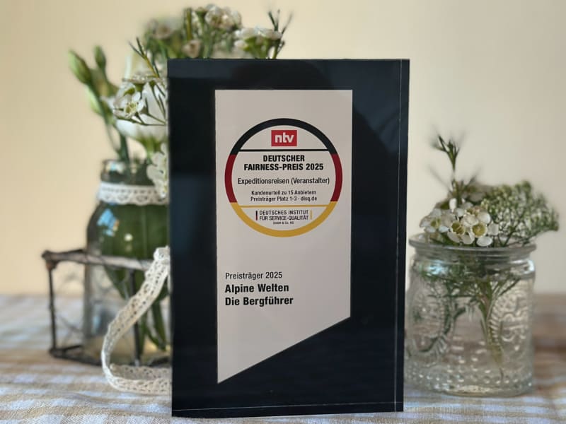 Schwarze Acrylplakette Deutscher Fairnesspreis 2025: Alpine Welten Preisträger Platz 1–3 im Bereich Expeditionsreisen Bergtour.