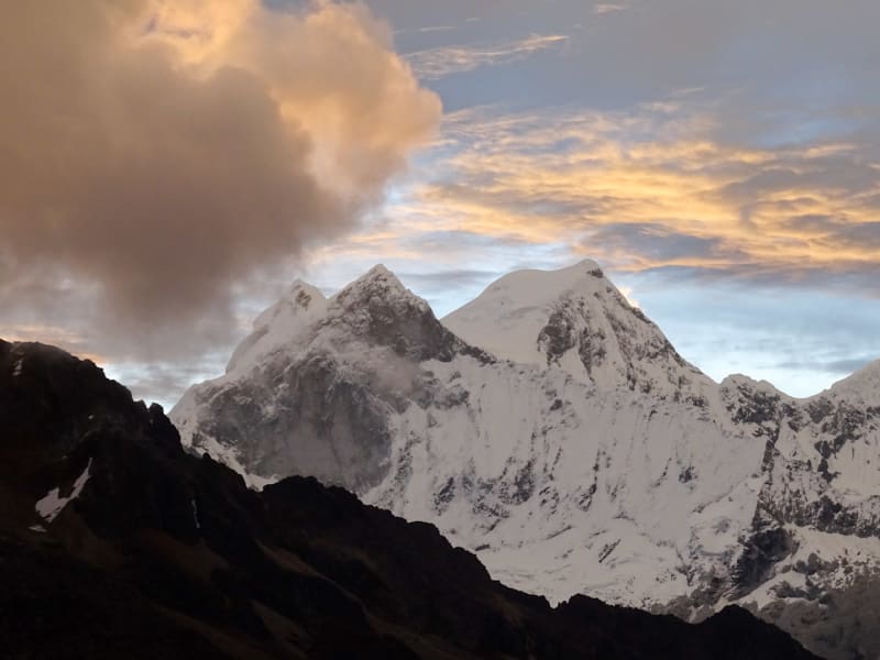 Expedition zum Nevados Huandoy: vergletschertes Hochgebirgsmassiv mit mehreren Gipfeln bei Abendlicht.