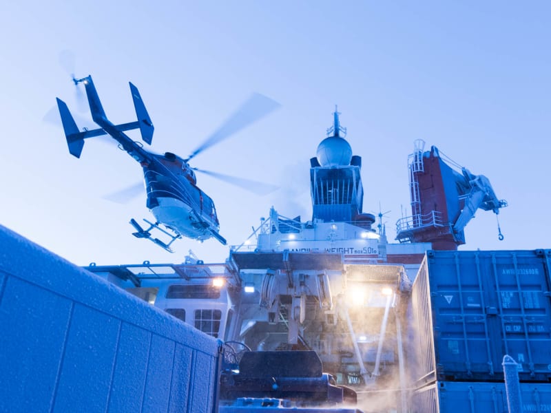 Expedition Polarstern: Hubschrauber BK117 von Heliservice im Endanflug auf das Landedeck im Polarwinter.
