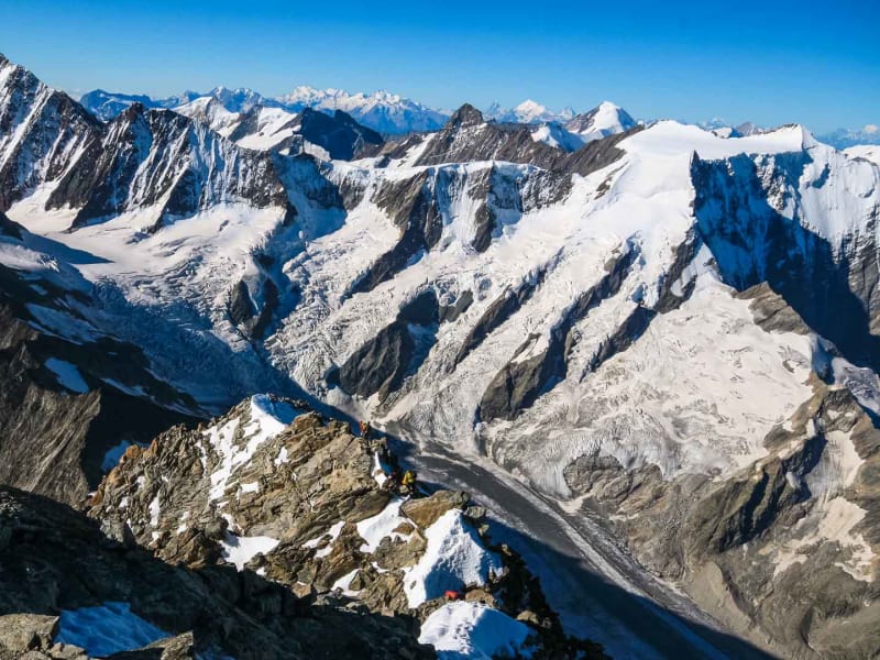 Bergsteigergruppe auf felsigem Schnee-Grat im Berner Oberland