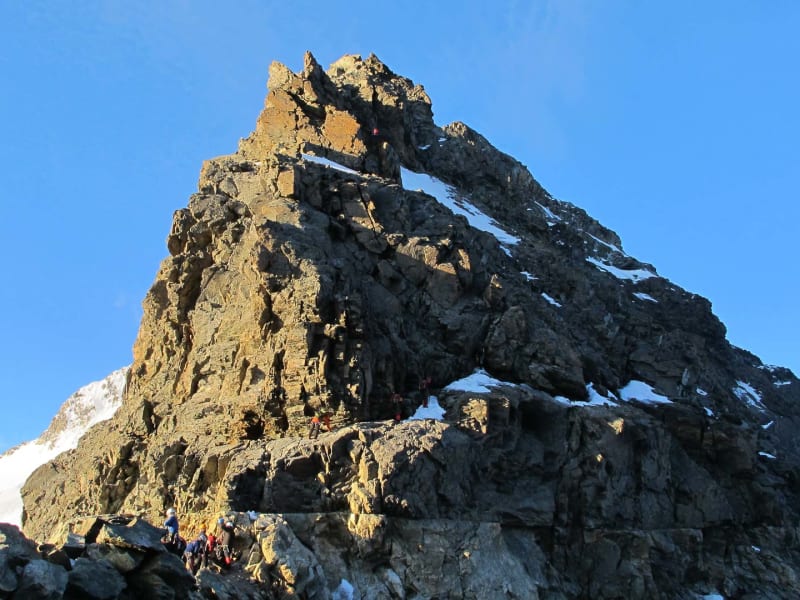 Hochtour am Bianco Grat: Bergsteigergruppe klettert am Felsgrat des Biancograts in den Bernina-Alpen.