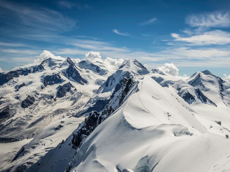 Hochtour Spaghettirunde Zermatt: Bergsteigergruppe auf dem Schneegrat zwischen Castor, Pollux und Breithorn im Panorama.