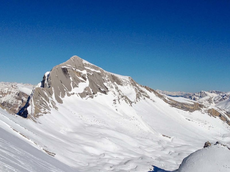 Schneeschuhtour in den Fanes: pyramidenförmiger Gipfel über verschneitem Plateau im Dolomiten-Winter.