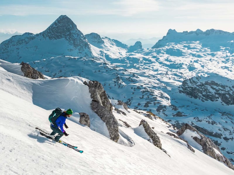 Skitour Grosse Reibn: ein Skitourengeher faehrt in dynamischer Haltung einen steilen, schneebedeckten Hang ab.
