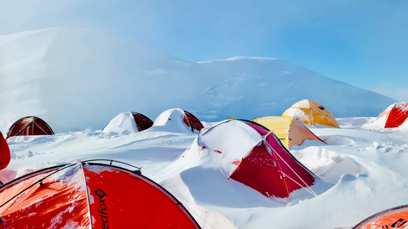 Bergtour am Pik Lenin: Expeditionszelte im Hochlager C3 auf schneebedecktem Berghang.