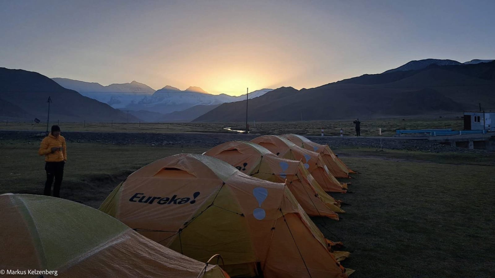 Expedition am Muztagh Ata: Basislager mit Kuppelzelten am Karakol-See bei Sonnenaufgang.