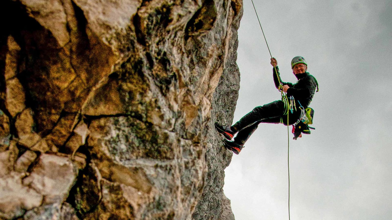 Abseil Uebung mit Bergfuehrer am Alpinkletterkurs Allgaeu