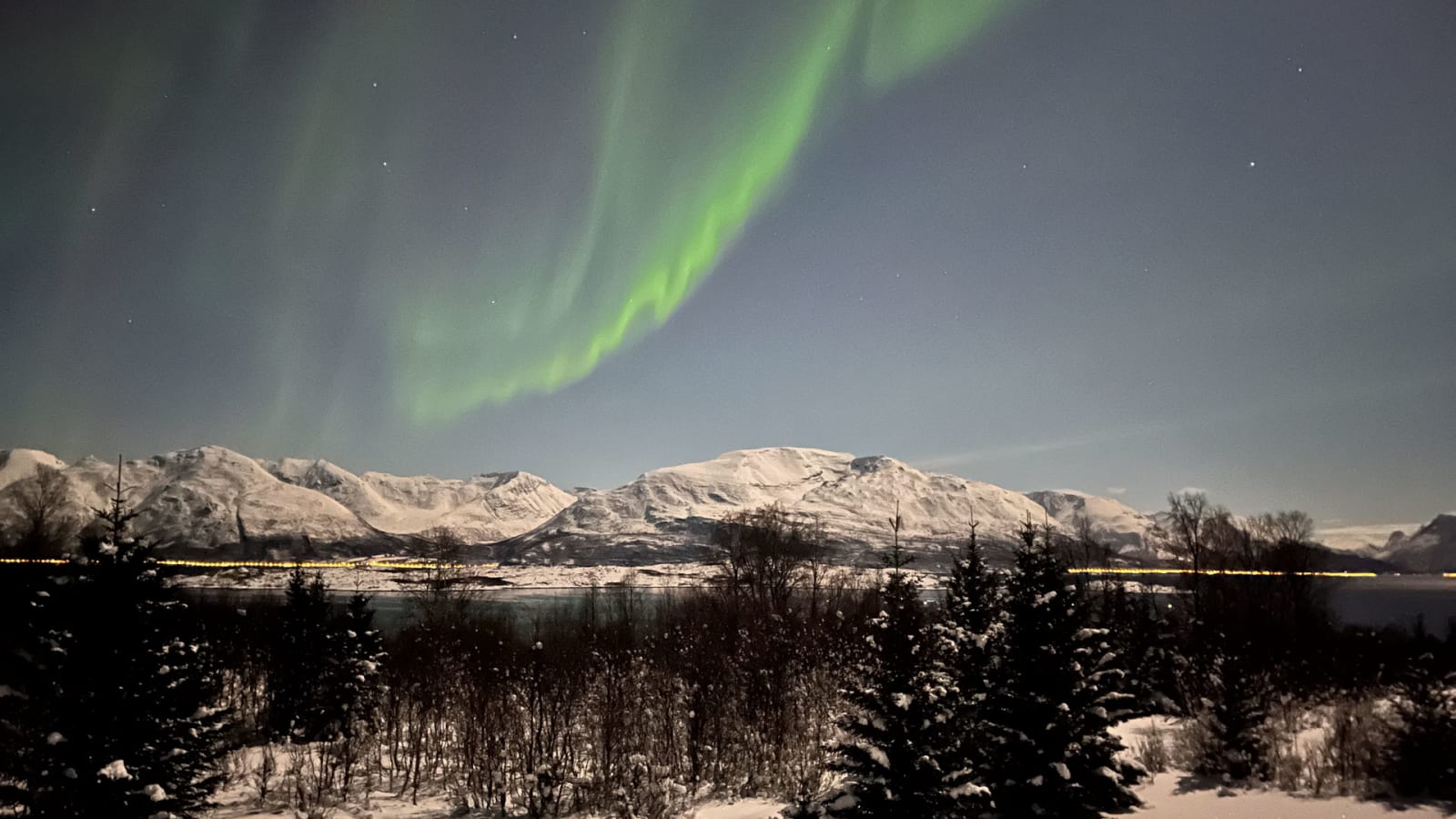 polarlicht-und-vollmond-in-norwegen.jpg