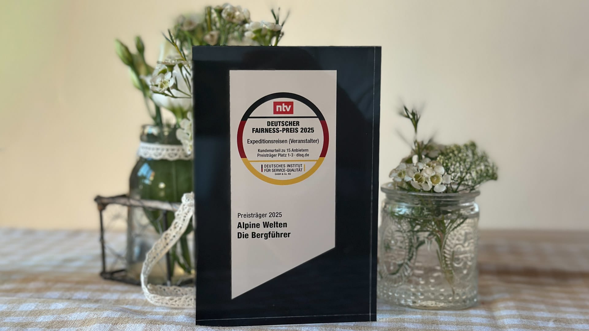 Schwarze Acrylplakette Deutscher Fairnesspreis 2025: Alpine Welten Preisträger Platz 1–3 im Bereich Expeditionsreisen Bergtour.