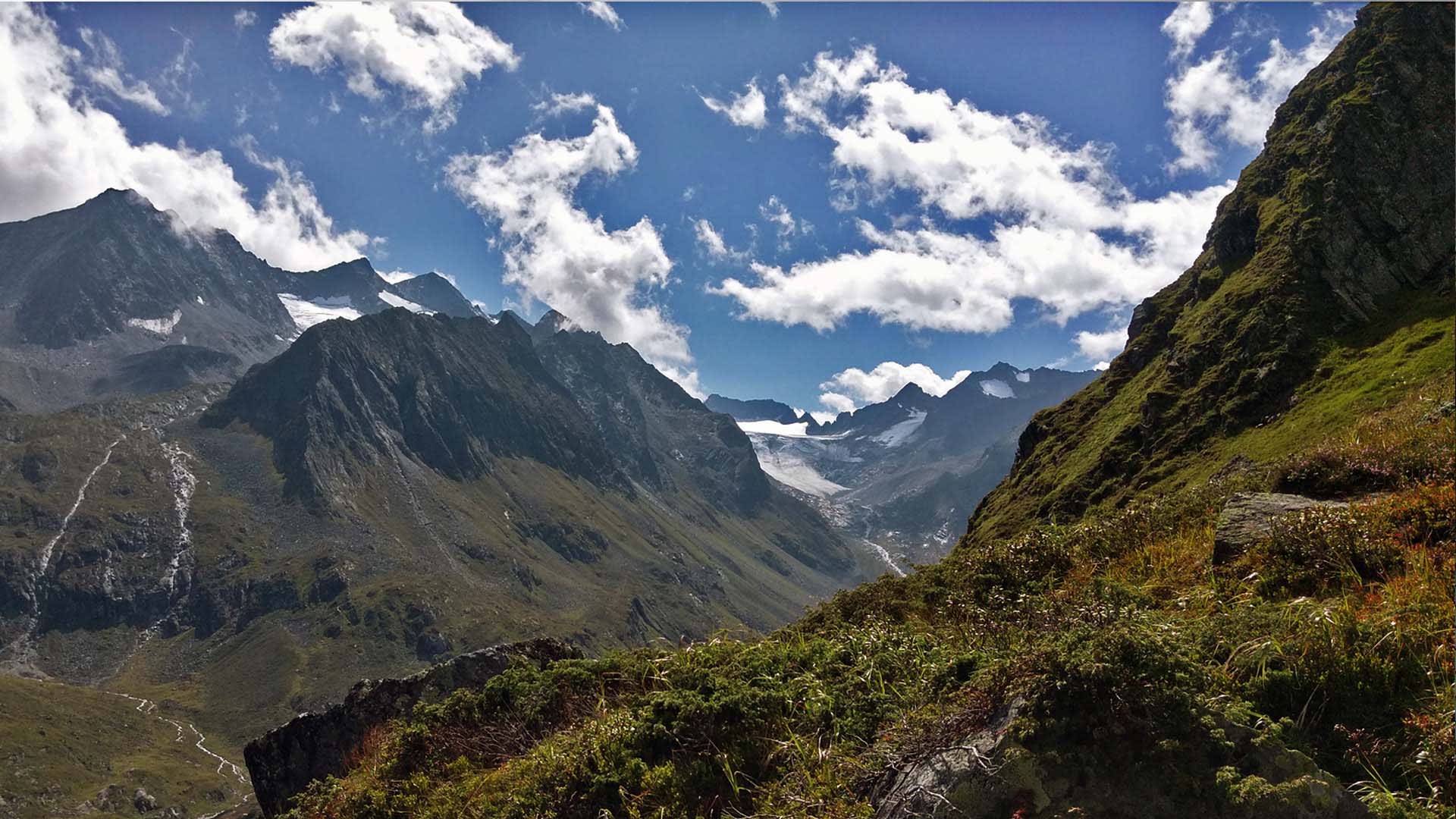 Bergwanderung auf der Alpenüberquerung Zugspitze–Meran: Panoramablick auf ein Hochgebirgstal mit Gletscher