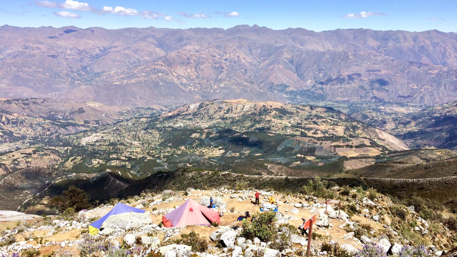 Expedition-Basecamp am Huascarán: drei Zelte auf felsigem Plateau mit zwei Höhenbergsteigern in Peru.