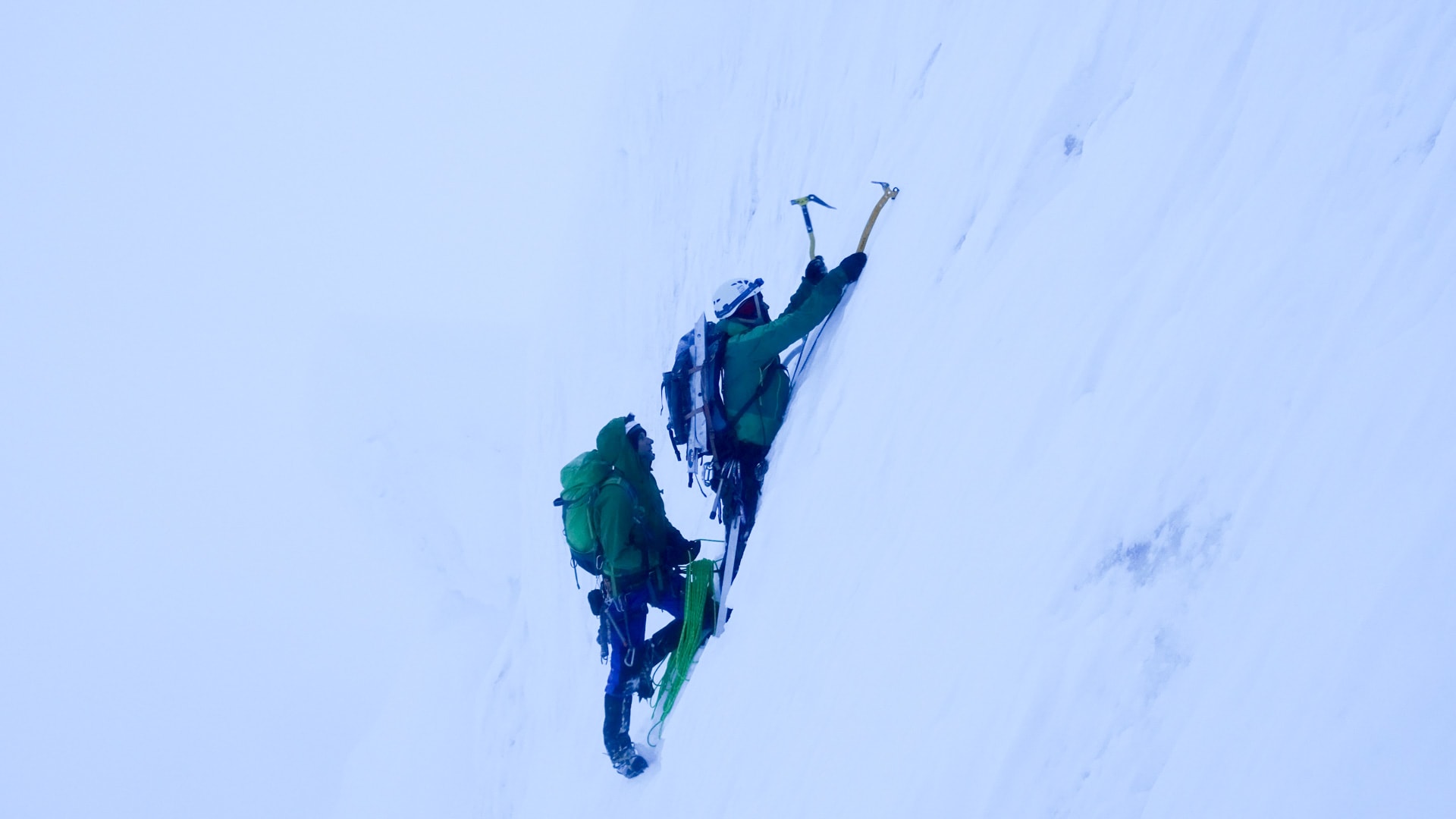 Expedition am Alpamayo: zwei Höhenbergsteiger klettern seilverbunden die eisbedeckte Franzosenroute aufwärts.