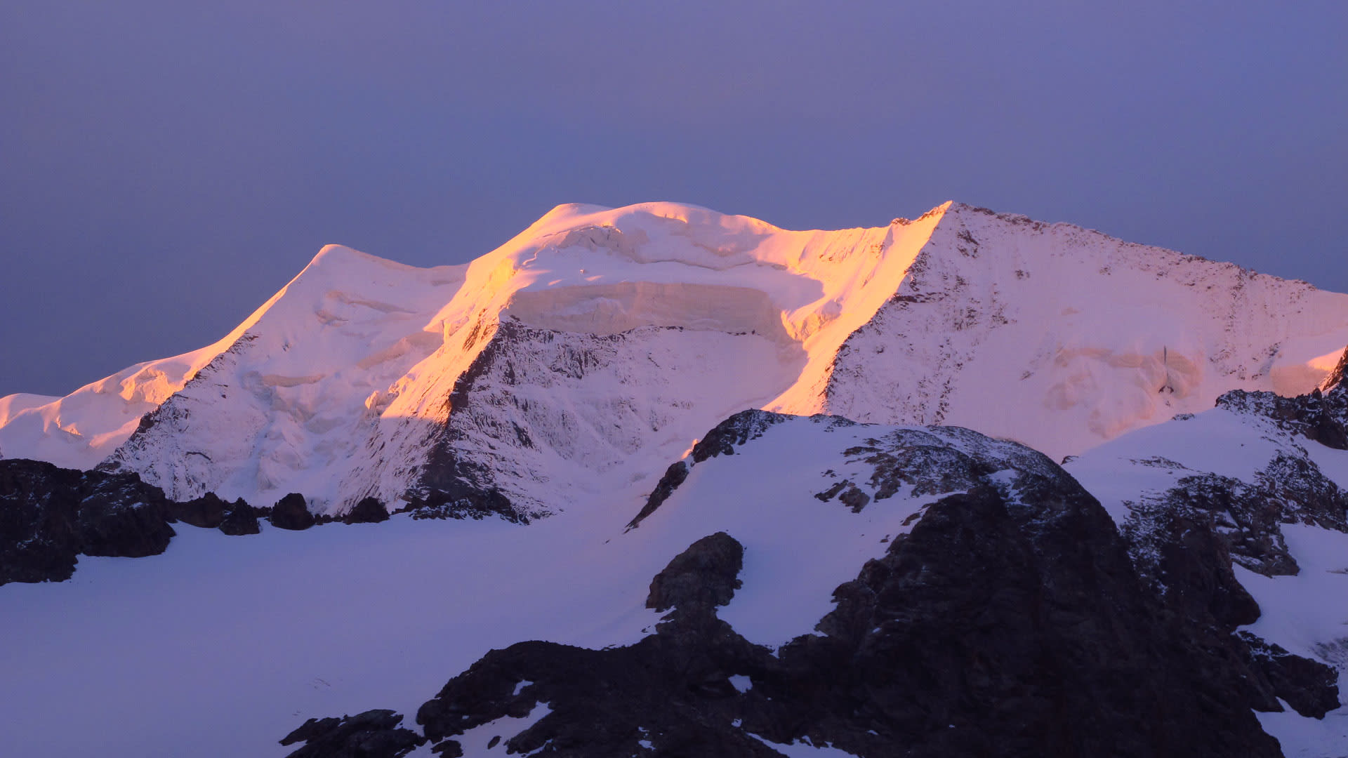 Hochtour Piz Palü: die drei Gipfelpfeiler des Piz Palü in den Bernina-Alpen bei Alpenglühen.