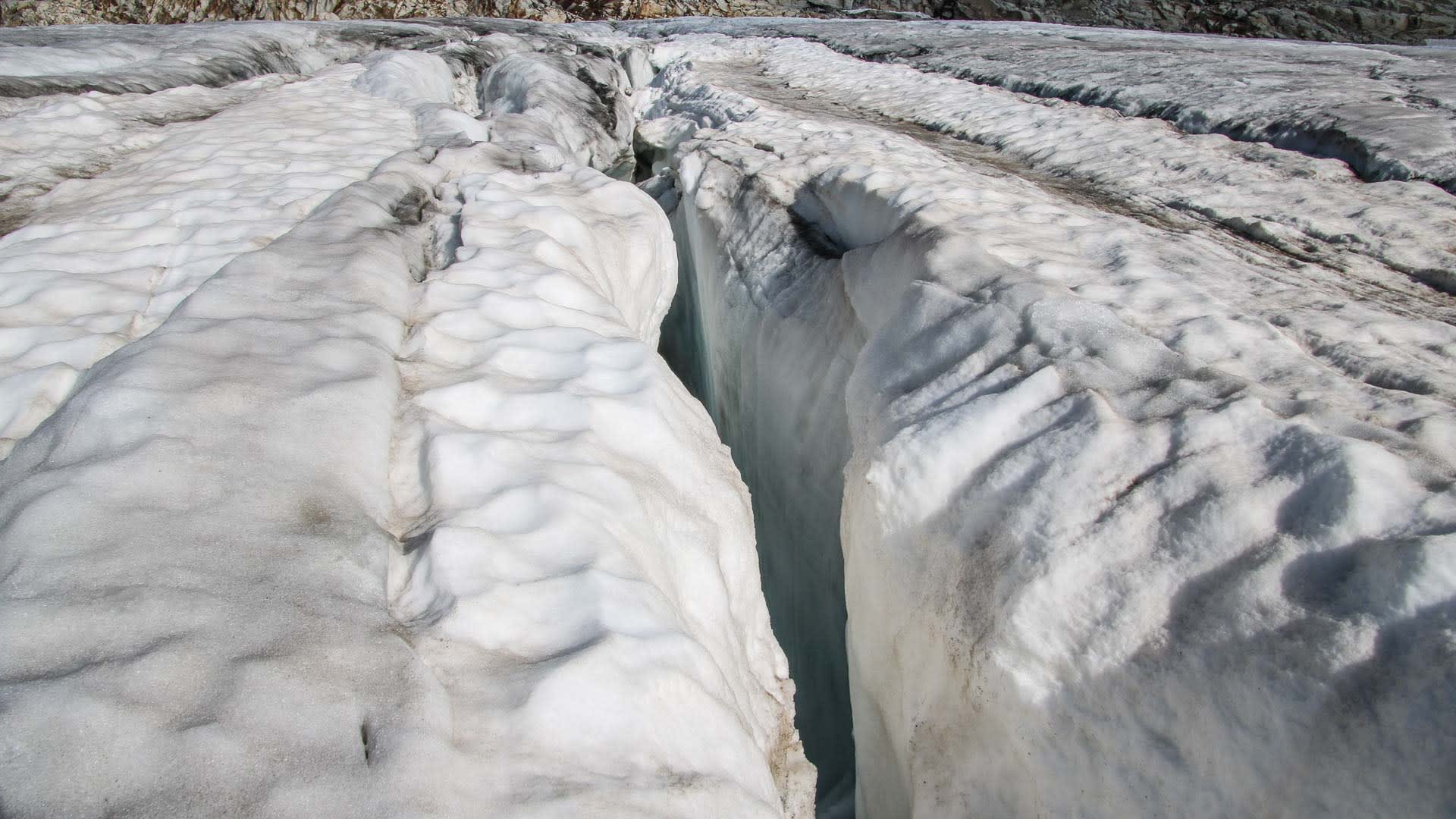 Hochtour am Großvenediger: tiefe Gletscherspalte mit türkis-blauem Schmelzwasser im Abstieg zur Kürsinger Hütte.