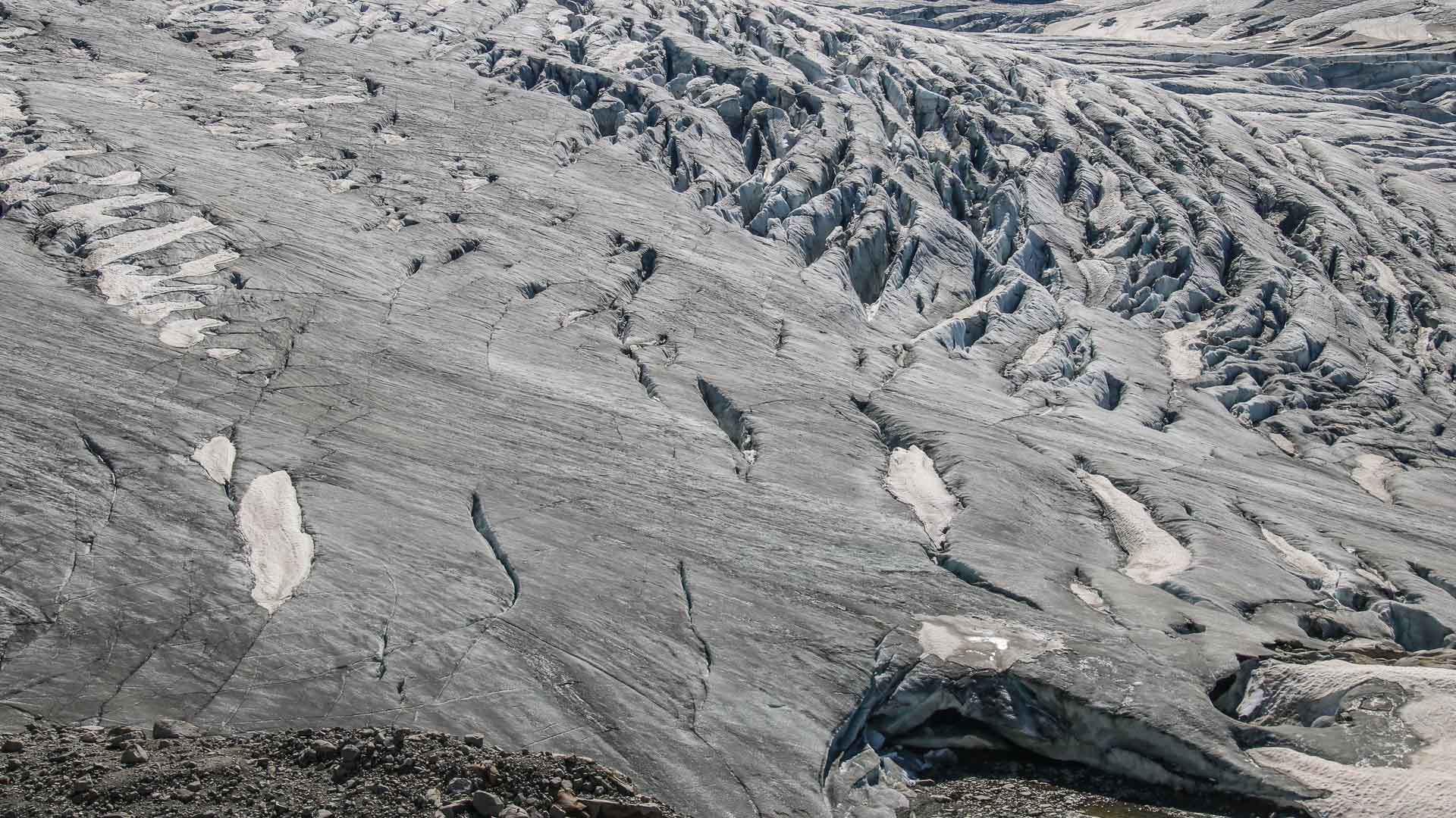 Hochtour am Großvenediger: Gletscherfläche mit Seracs, tiefen Spalten und einer Gletscherhöhle im Eis.