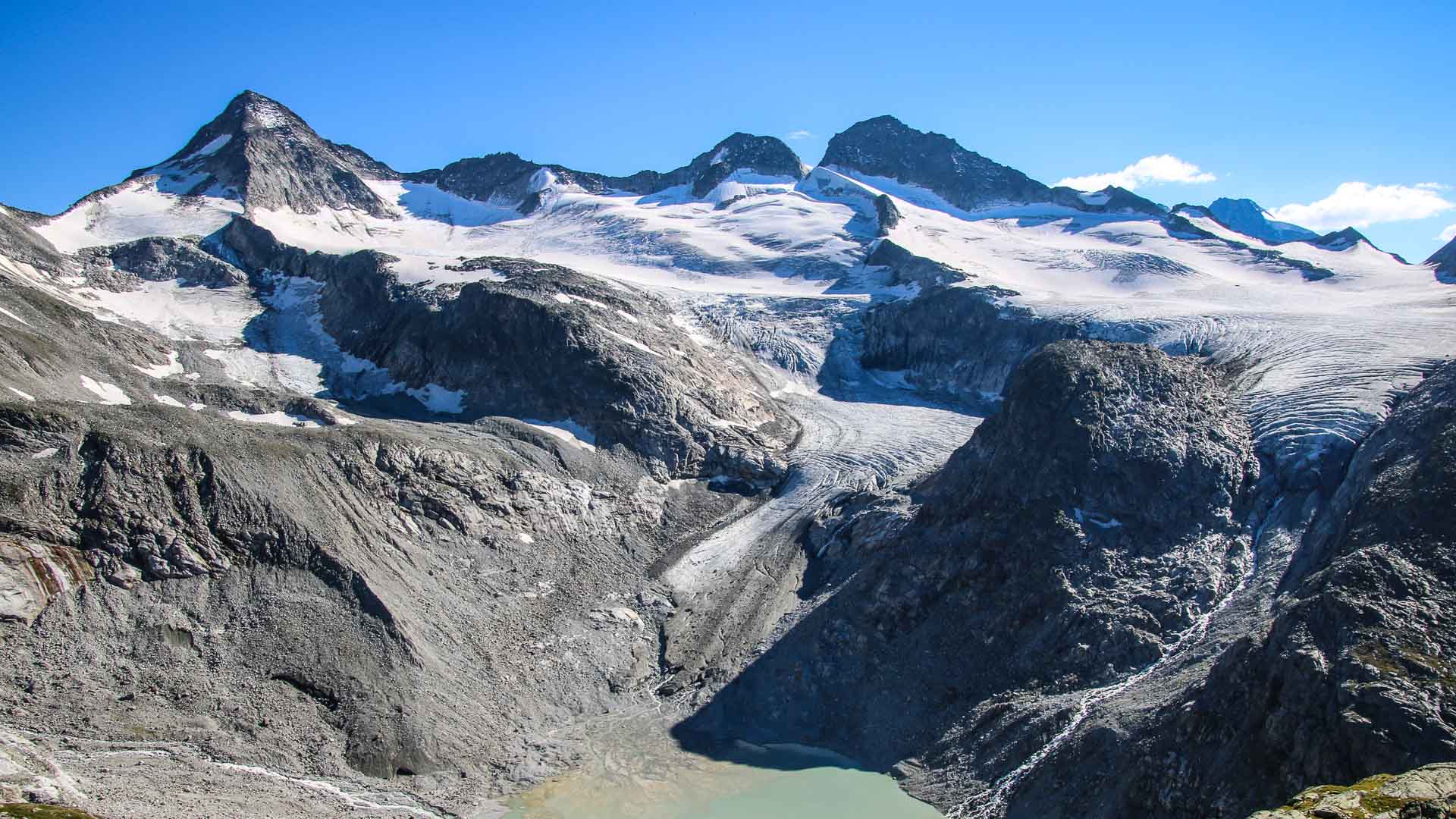 Hochtour Großvenediger: türkisfarbener Gletschersee und zurückgehende Gletscherzunge mit Seracs auf dem Weg zur Kürsinger Hütte