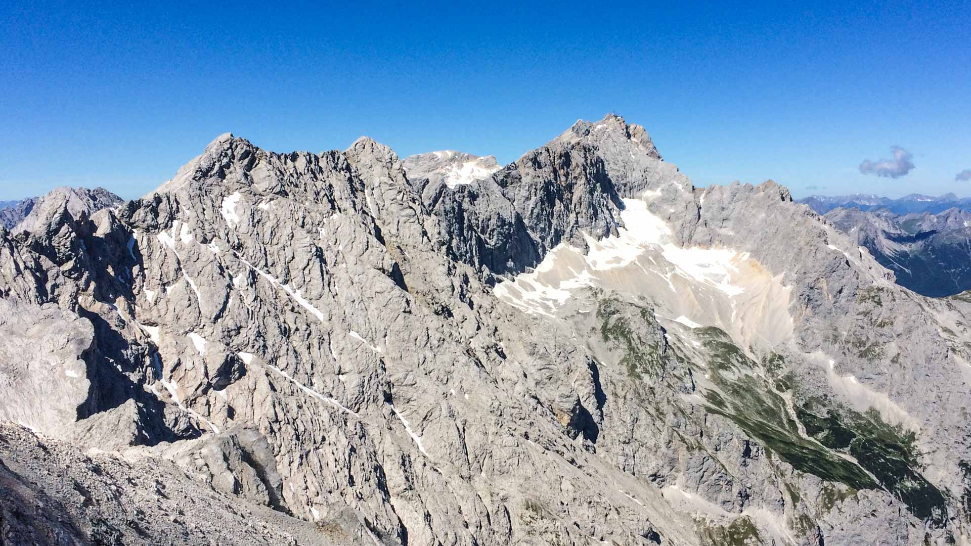 Jubilaeumsgrat zur Zugspitze: hochalpines Kalksteinmassiv mit markanten Felsgipfeln, aufgenommen von einem Grat.