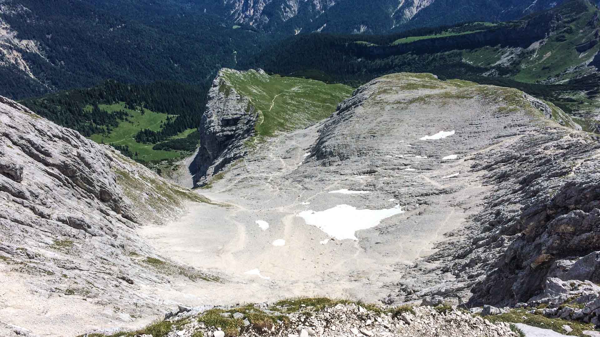 Klettersteig zur Alpspitze bei Garmisch: Blick in Karmulde mit Kalkschuttgelände, Schneefeldern und felsigen Flanken.