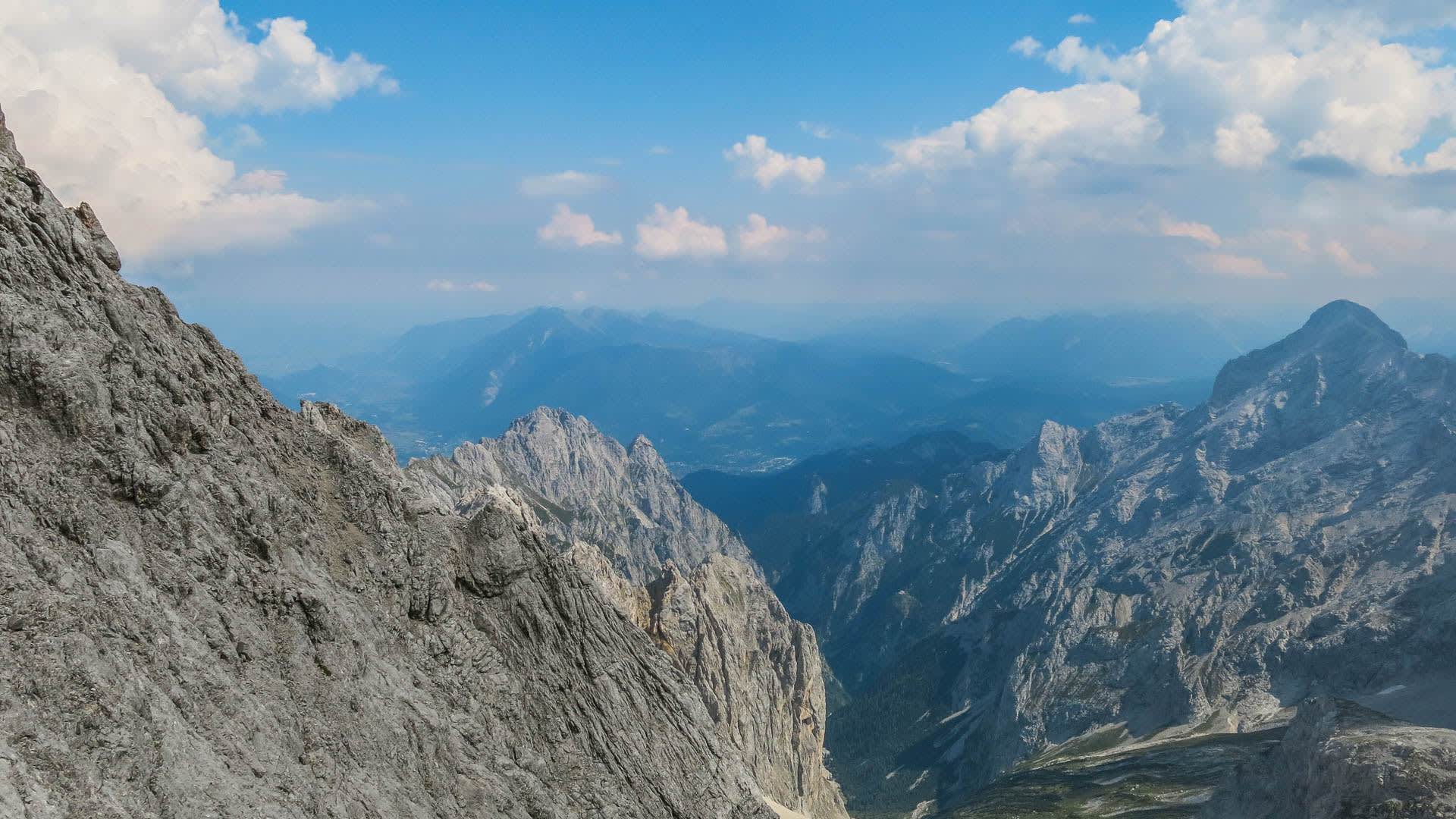 Klettersteig Höllental: Blick auf die Alpsspitze und das tief eingeschnittene Tal mit Kalksteingraten.