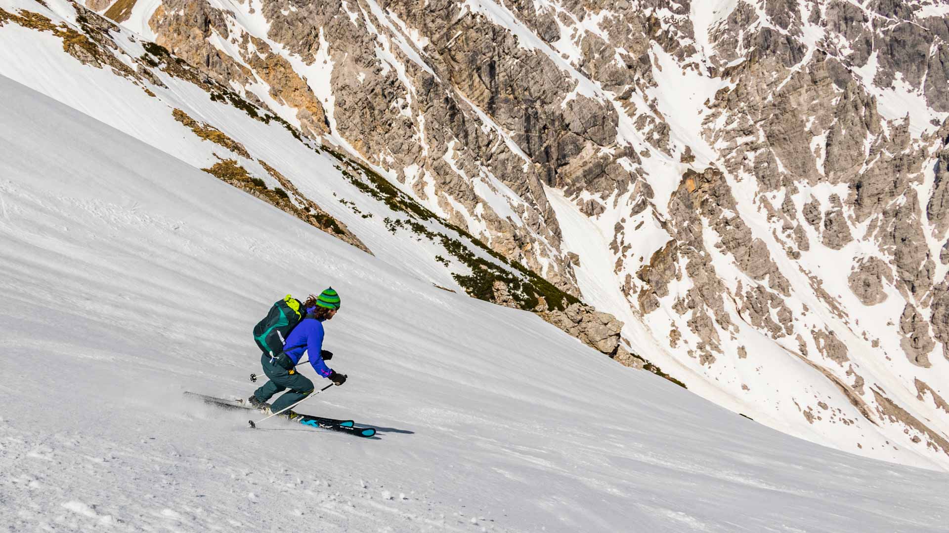 Ein Skitourengeher fährt steil durch den Seilergraben am Ende der Großen Reibn Berchtesgaden ab.