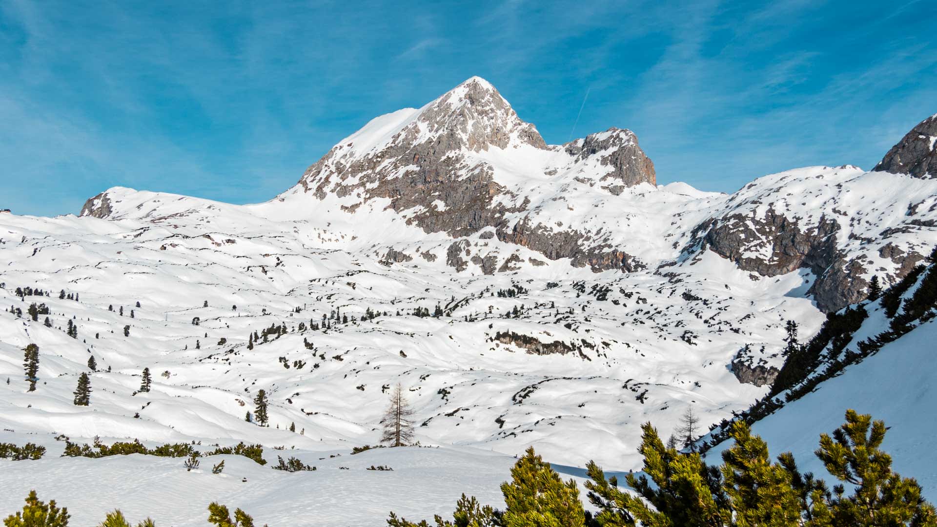 Skitour auf der Großen Reibn mit Blick auf den pyramidenförmigen Hundstod im Winter.